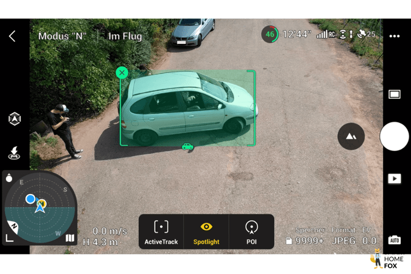In der DJI Fly App wird ActiveTrack für die DJI Air 2S Drohne ausgewählt und ein Fahrzeug zum Verfolgen erkannt.